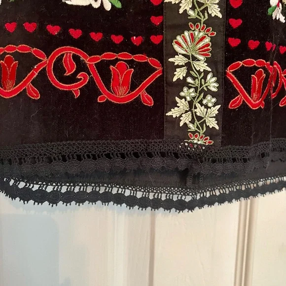 Gorgeous Embroidered Skirt with Folklore Flower Art Design - Size 6 - Picture 5 of 12